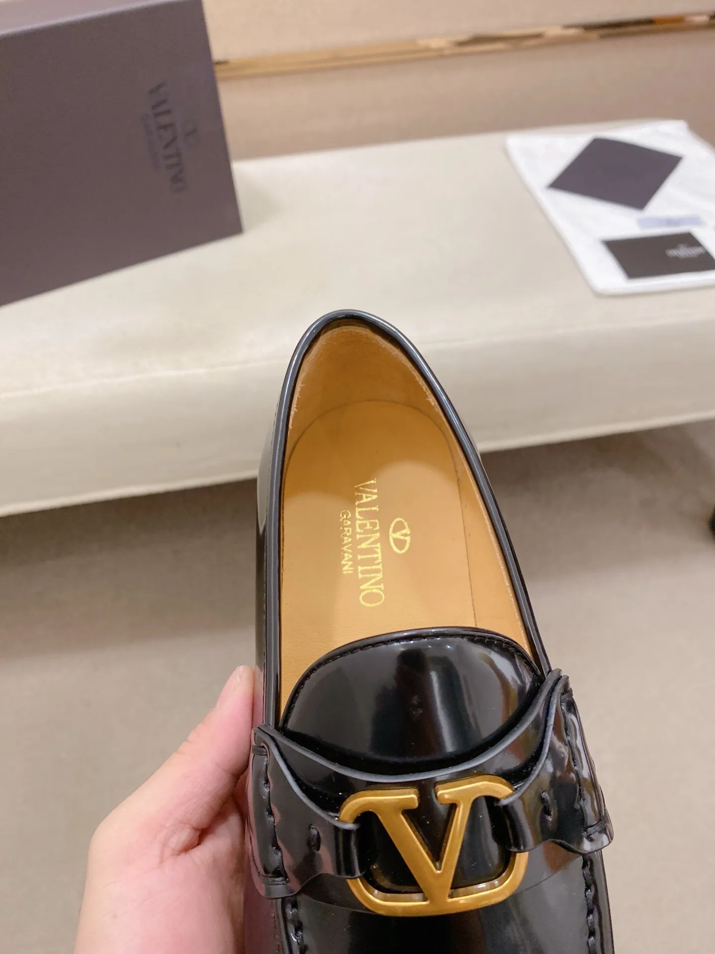 Factory price: 700💰Valentino's new men's V logo micro-label business casual loafers. These Derby loafers are made of imported cowhide leather. They are light in texture and cool in style. The uppers are decorated with brand logo buckles, highlighting the big-brand style! The lines reveal novel urban trends. The toe is round and full, and the rubber foam sole and triple protruding leather welt complement each other. It is extremely fashionable and charming, with dyed calfskin lining, genuine leather feet, and standard logo decoration. It is simple yet elegant. It has a classic European and American loose style and is extremely comfortable on the feet. Size: 39-44 (38.45. Customized)